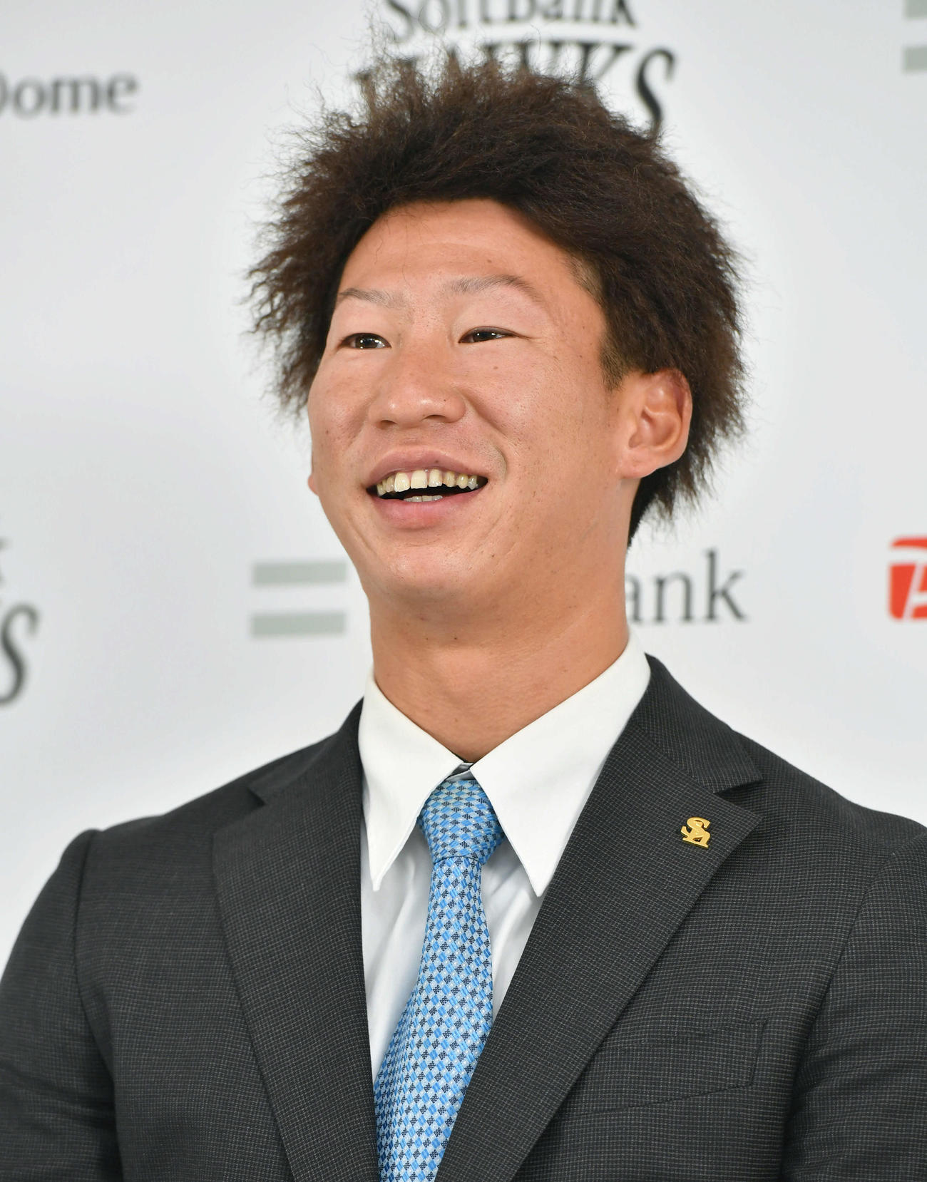 アップで契約更改し、笑顔で会見を行う真砂（撮影・岩下翔太）