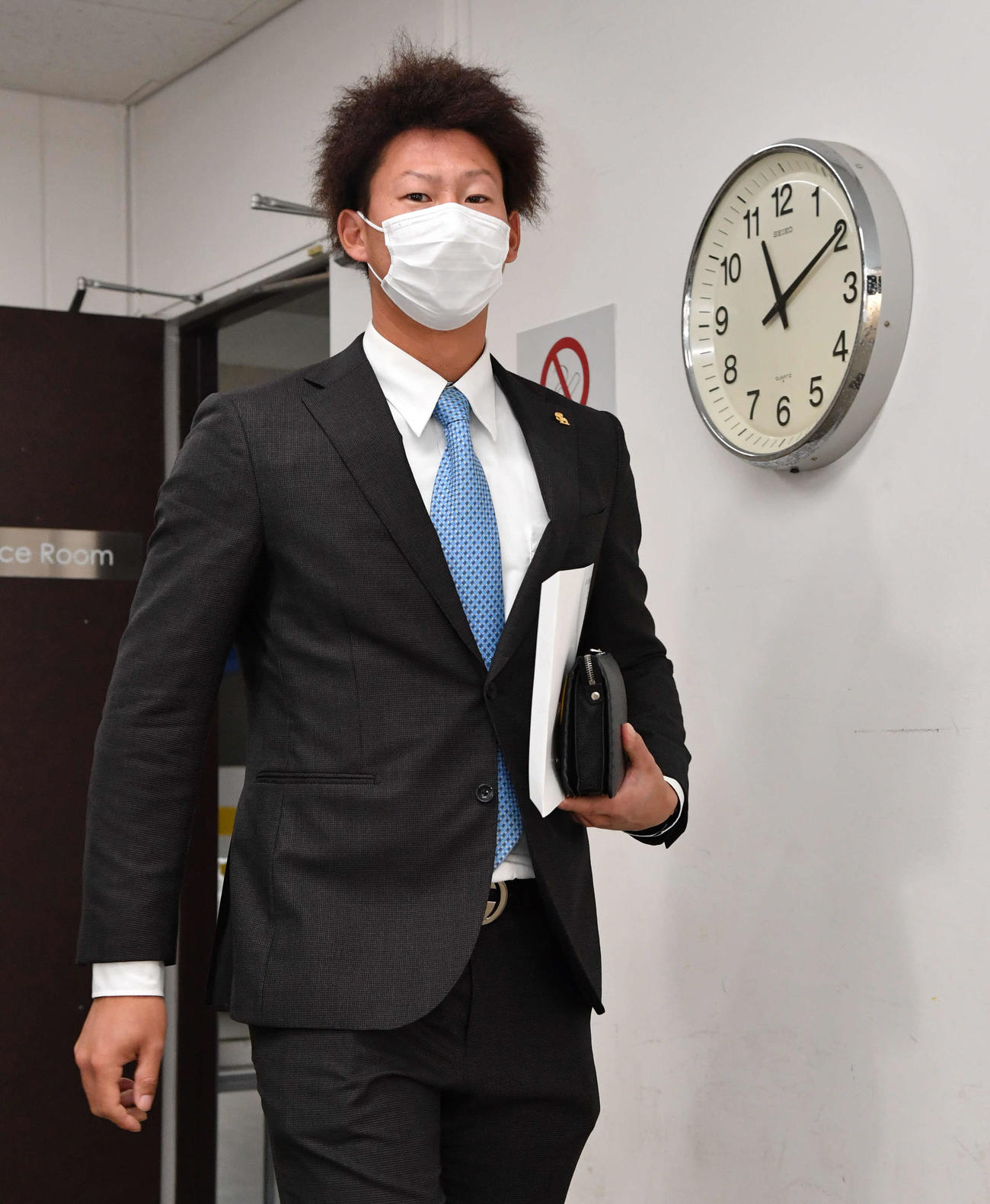 1時間を超える交渉を終えてサインし、会見場へ入る真砂（撮影・岩下翔太）