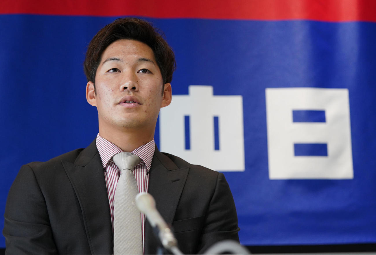 中日契約更改　交渉を終え会見する京田（撮影・森本幸一）