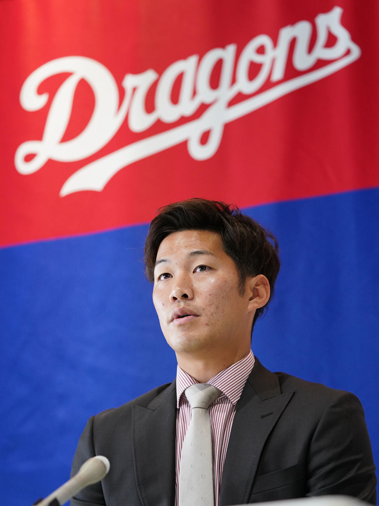 中日契約更改　交渉を終え会見する京田（撮影・森本幸一）