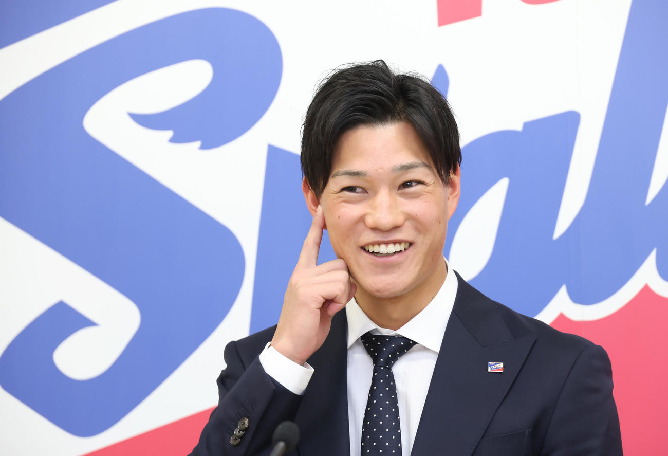 契約更改を終え会見に臨むヤクルト高橋（代表撮影）