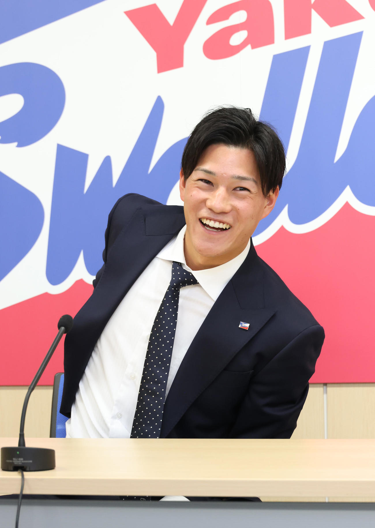 契約更改を終え会見に臨むヤクルト高橋（代表撮影）