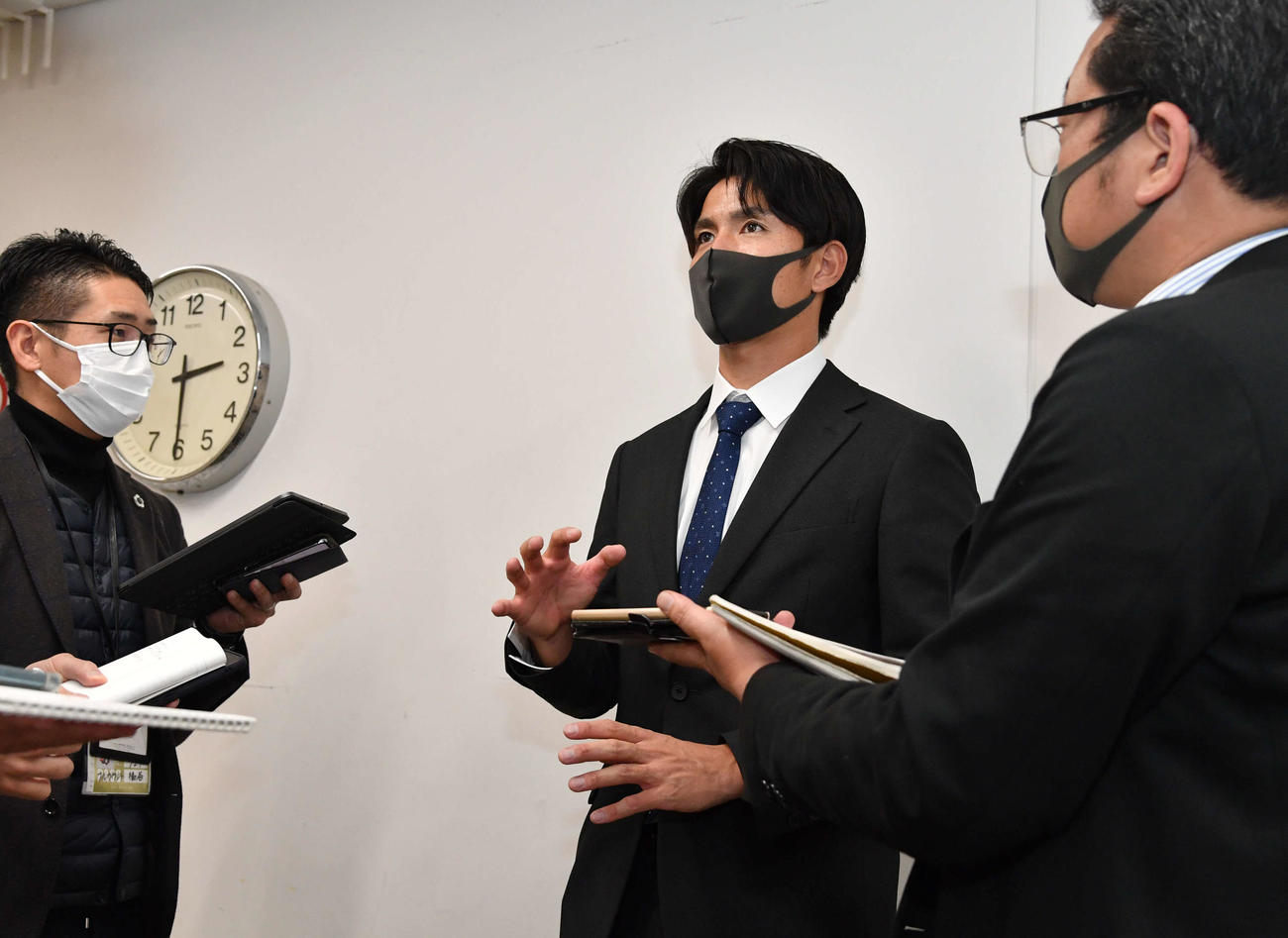 契約更改後の会見を終え、囲み取材を受ける高橋礼（撮影・岩下翔太）
