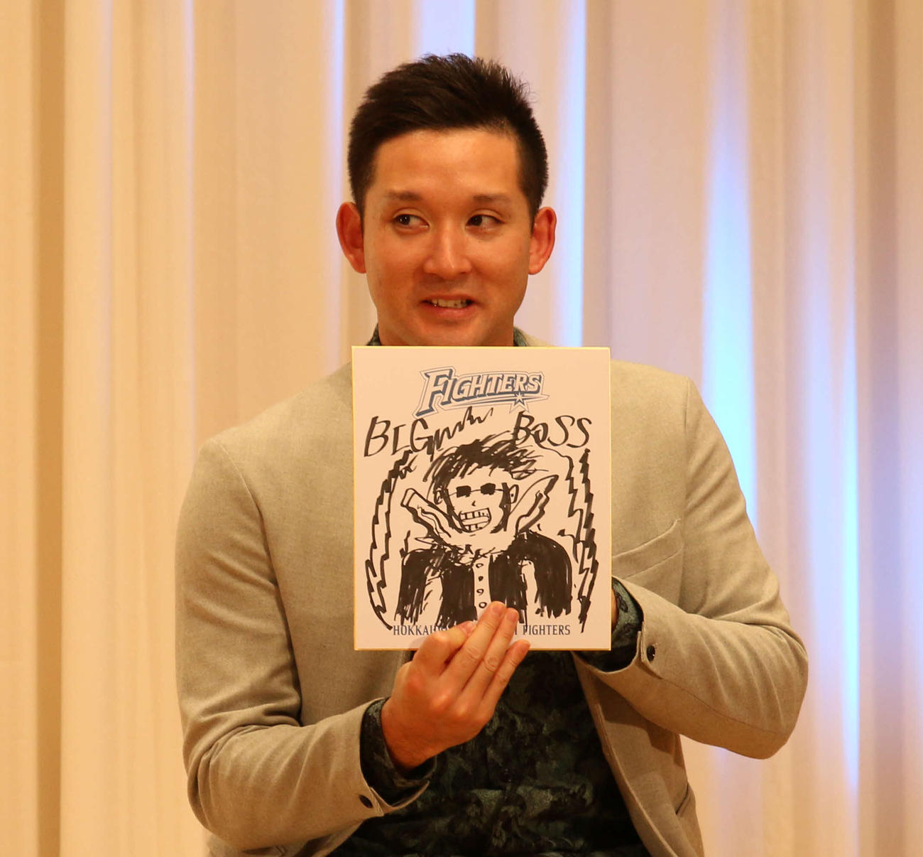 12月12日、新庄監督の似顔絵を披露する日本ハム杉谷