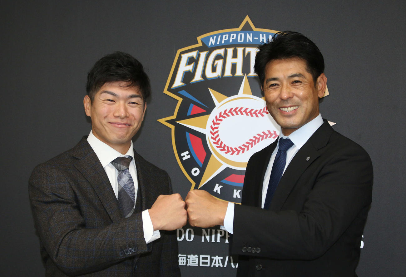 日本ハムと育成選手契約を結び、入団会見を行った古川侑、右は稲葉GM（撮影・木下大輔）