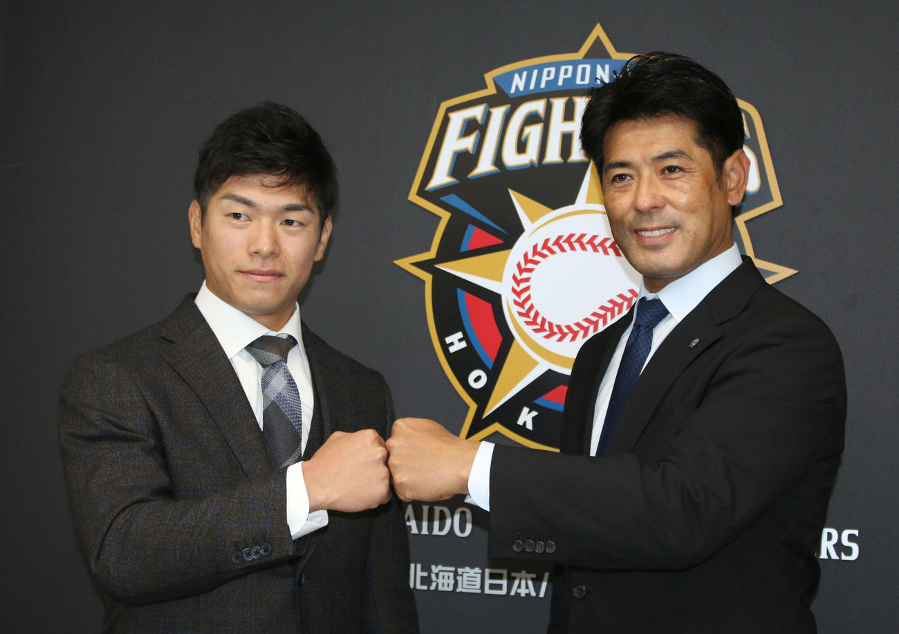 日本ハムと育成選手契約を結び、入団会見を行った古川侑、右は稲葉GM（撮影・木下大輔）