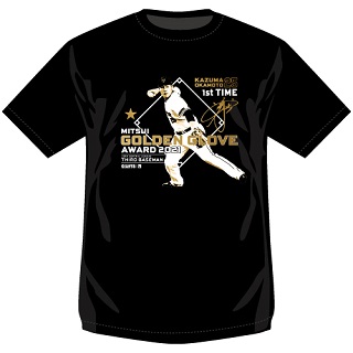 巨人岡本和の「三井ゴールデン・グラブ賞」受賞記念グッズのTシャツ（球団提供）