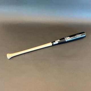 巨人岡本和の本塁打と打点の2冠王を記念したグッズで限定100点の「オーセンティックバット」（球団提供）
