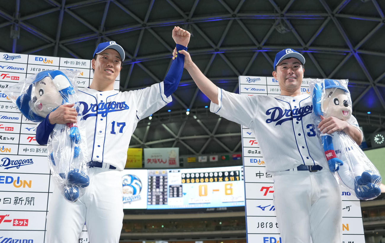 柳裕也（左）と木下拓哉（2021年8月20日撮影）