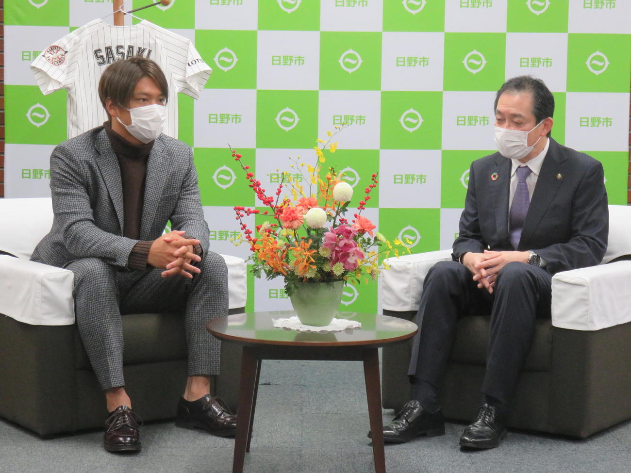 地元・日野市の大坪市長（右）を表敬訪問したロッテ佐々木千