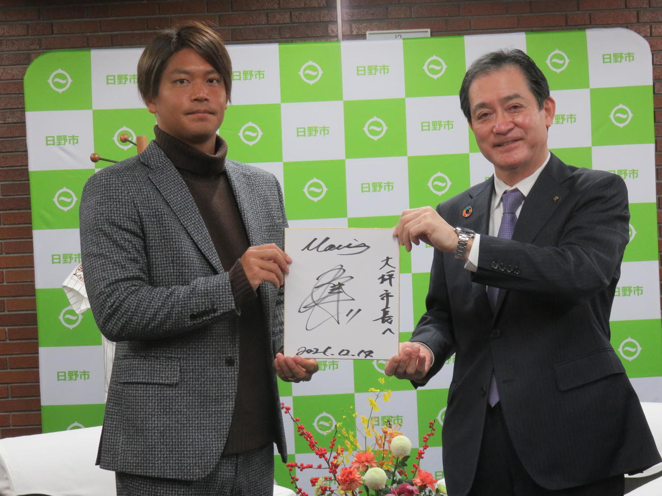 地元・日野市の大坪市長（右）を表敬訪問し、サイン色紙を贈ったロッテ佐々木千