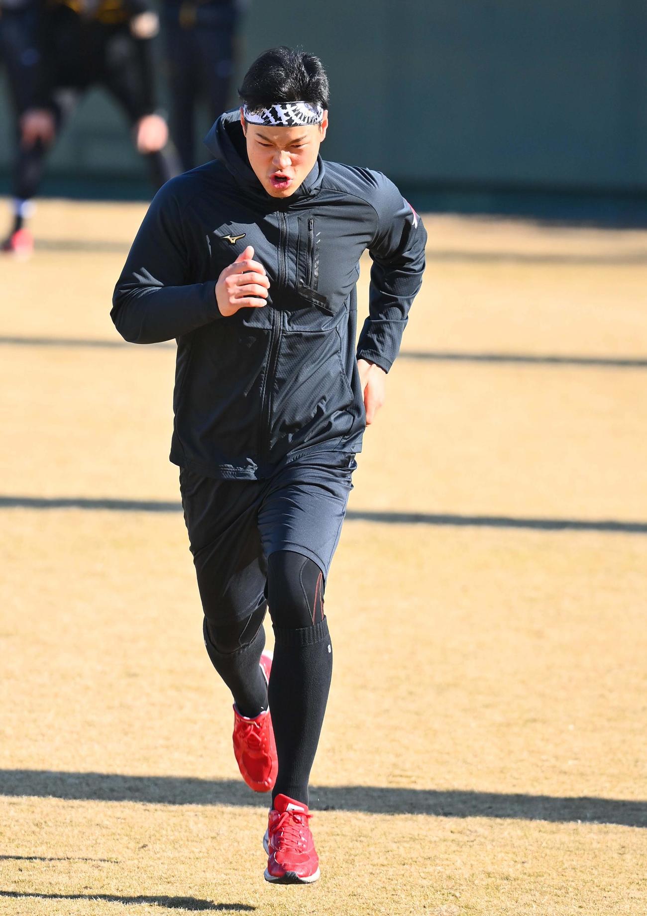 気合の入った表情でランニングをする佐藤輝（代表撮影）