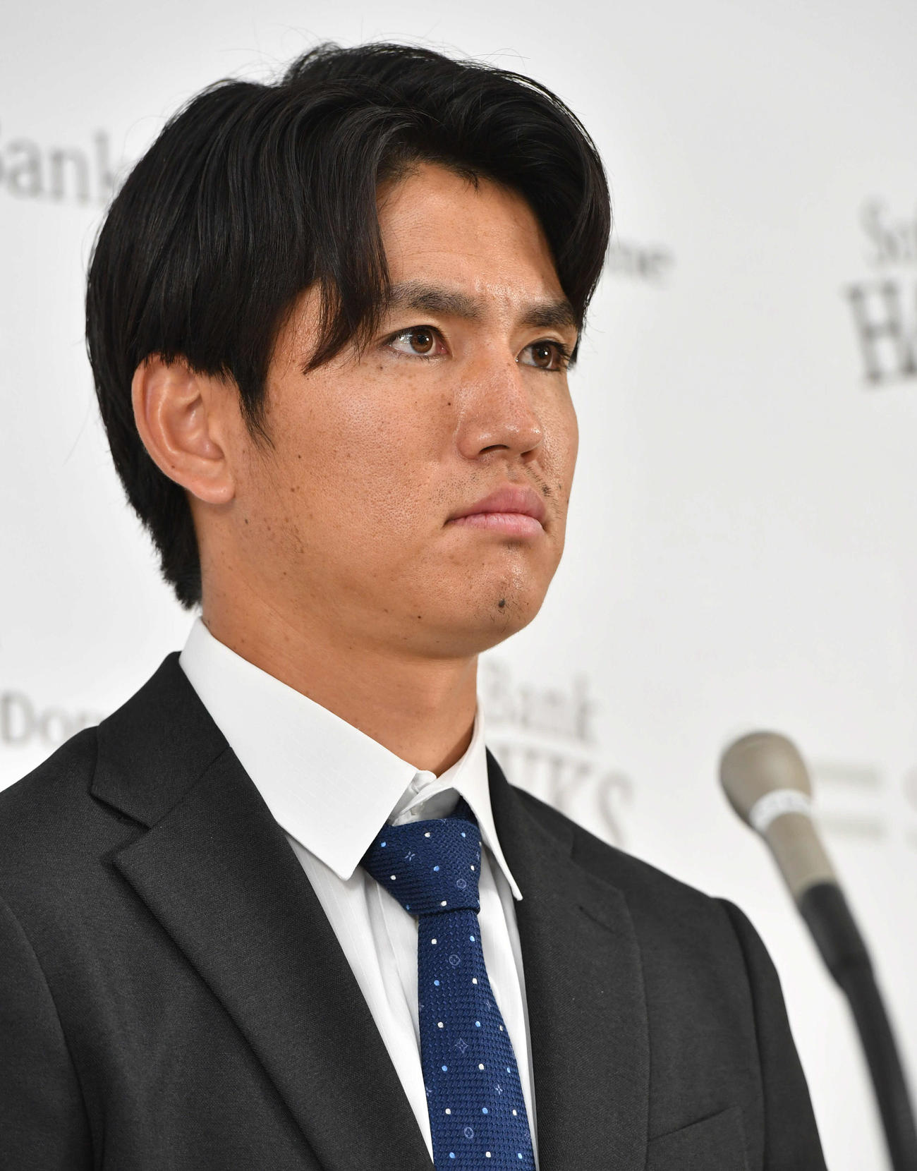 ダウンで契約更改し、厳しい表情で会見を行う高橋礼（撮影・岩下翔太）