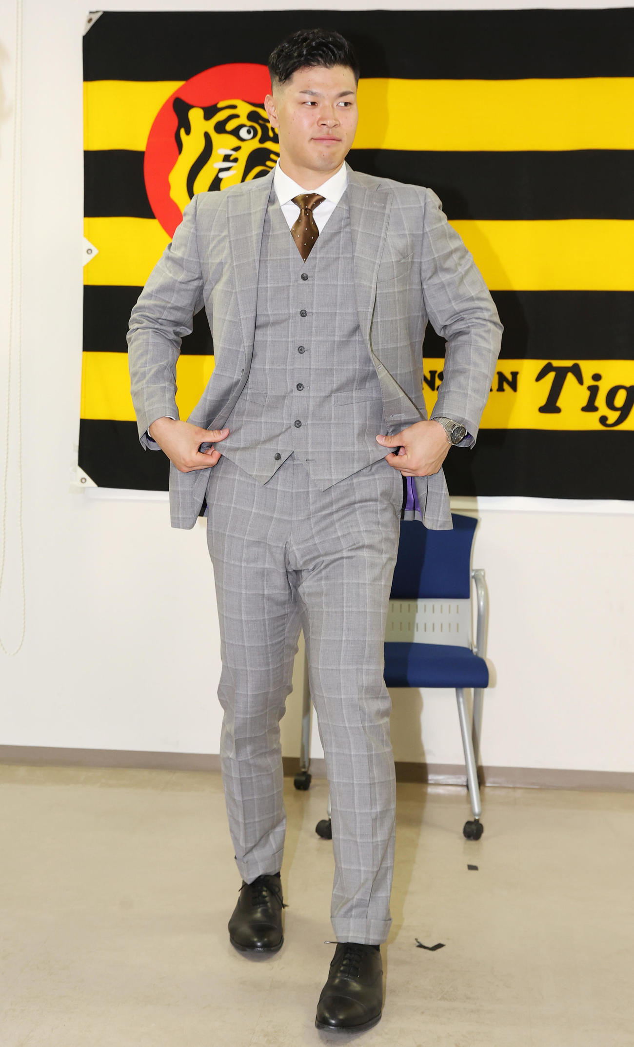 契約更改を終える阪神佐藤輝（撮影・清水貴仁）
