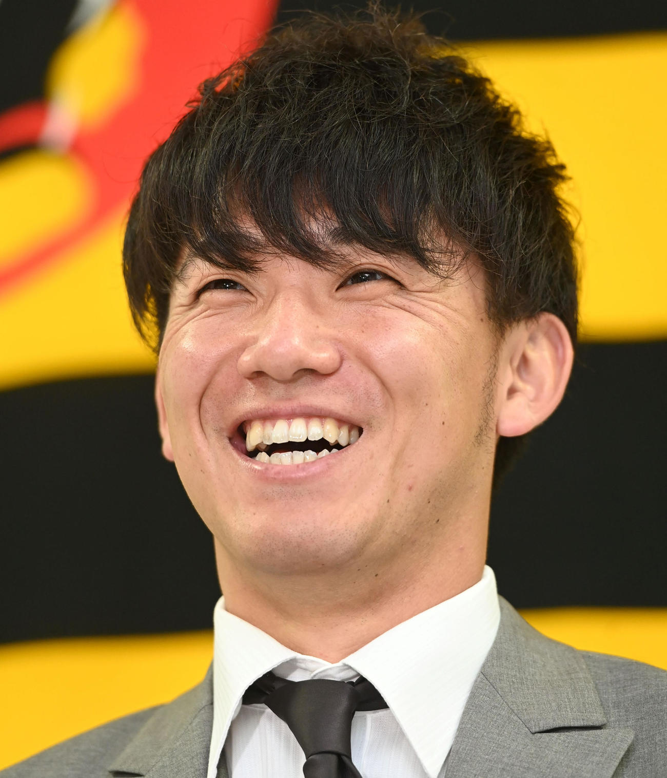 契約更改を終え、笑顔で会見する阪神伊藤将（代表撮影）