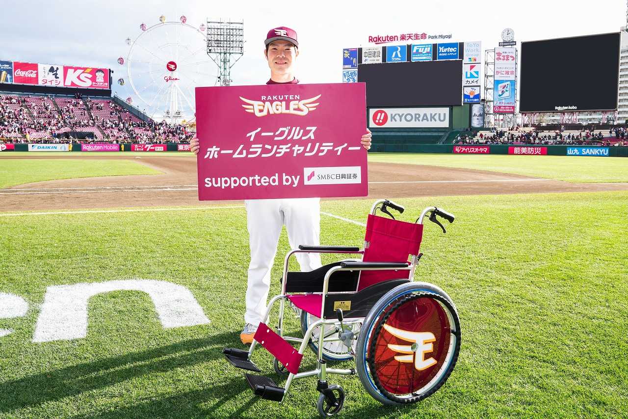 「イーグルスホームランチャリティー」で寄贈するオリジナル車いすを前に笑顔の楽天島内（楽天野球団提供）