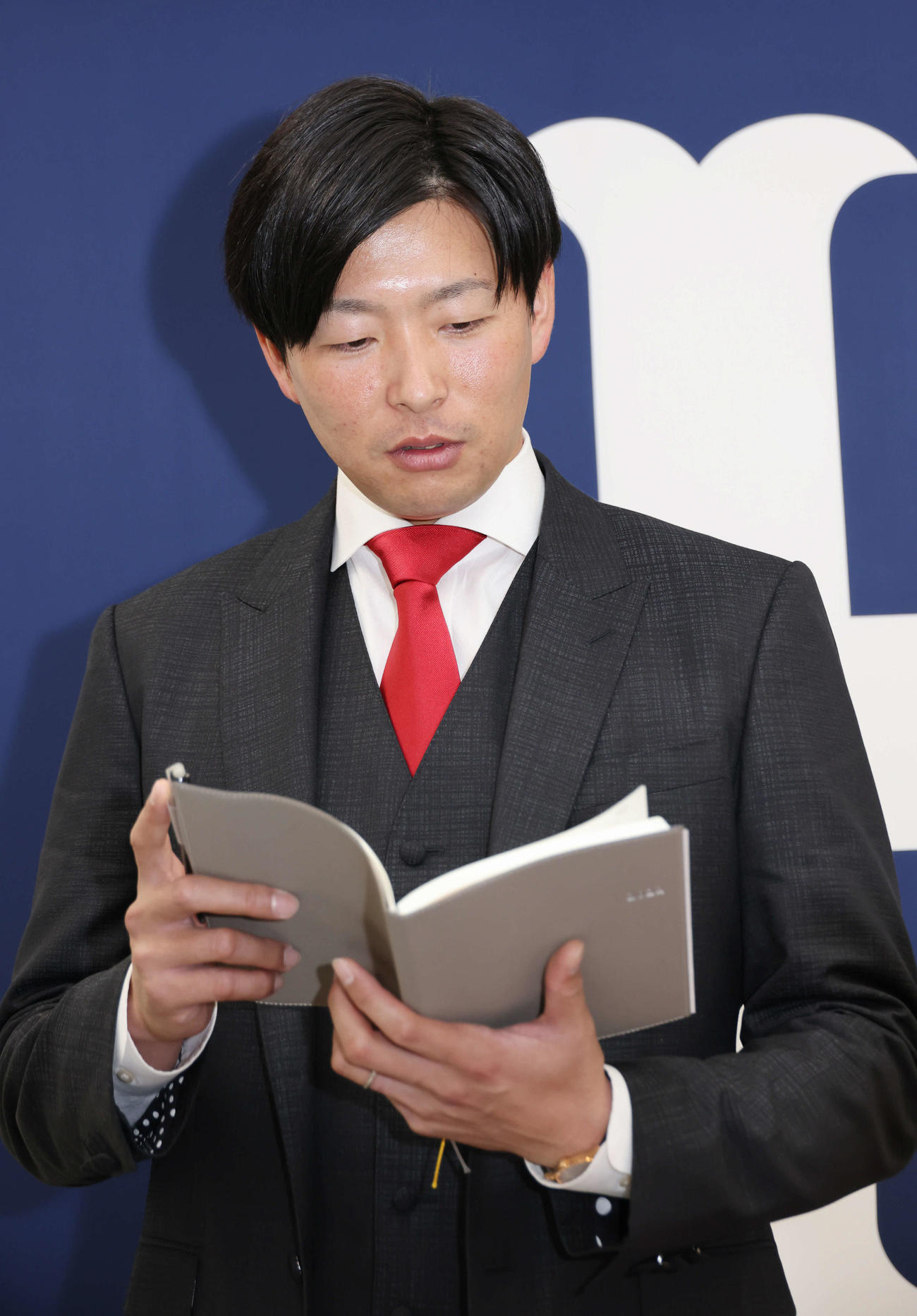 契約更改し、契約更改し会見した広島大瀬良。球団への要望も書き込まれたノートを手にする大瀬良（撮影・加藤孝規）