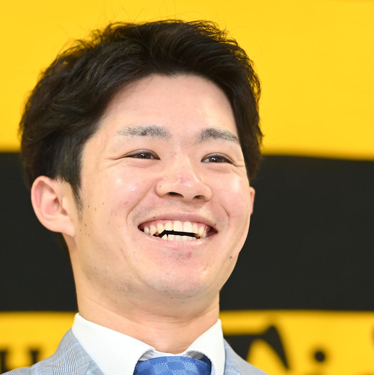 契約更改を終え、笑顔で会見する阪神中野（代表撮影）
