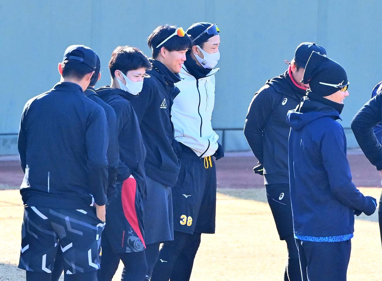 阪神中野拓夢（左から3人目）は練習前の円陣に加わる（代表撮影）