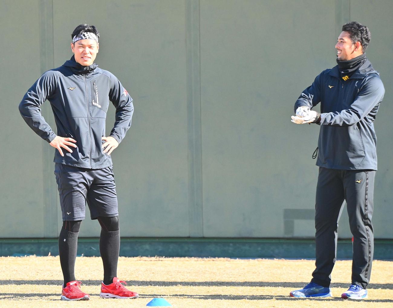 阪神佐藤輝明（左）と談笑する加治屋蓮