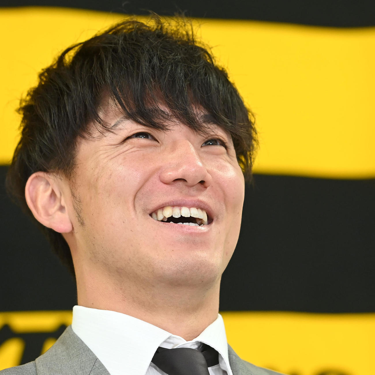 契約更改を終え、笑顔で会見する阪神伊藤将（代表撮影）