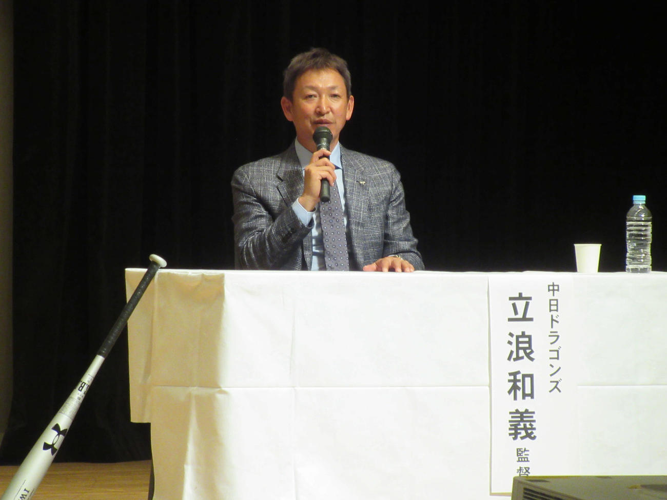 ぎふベースボールフォーラム2021で球児たちの質問に答える中日立浪監督