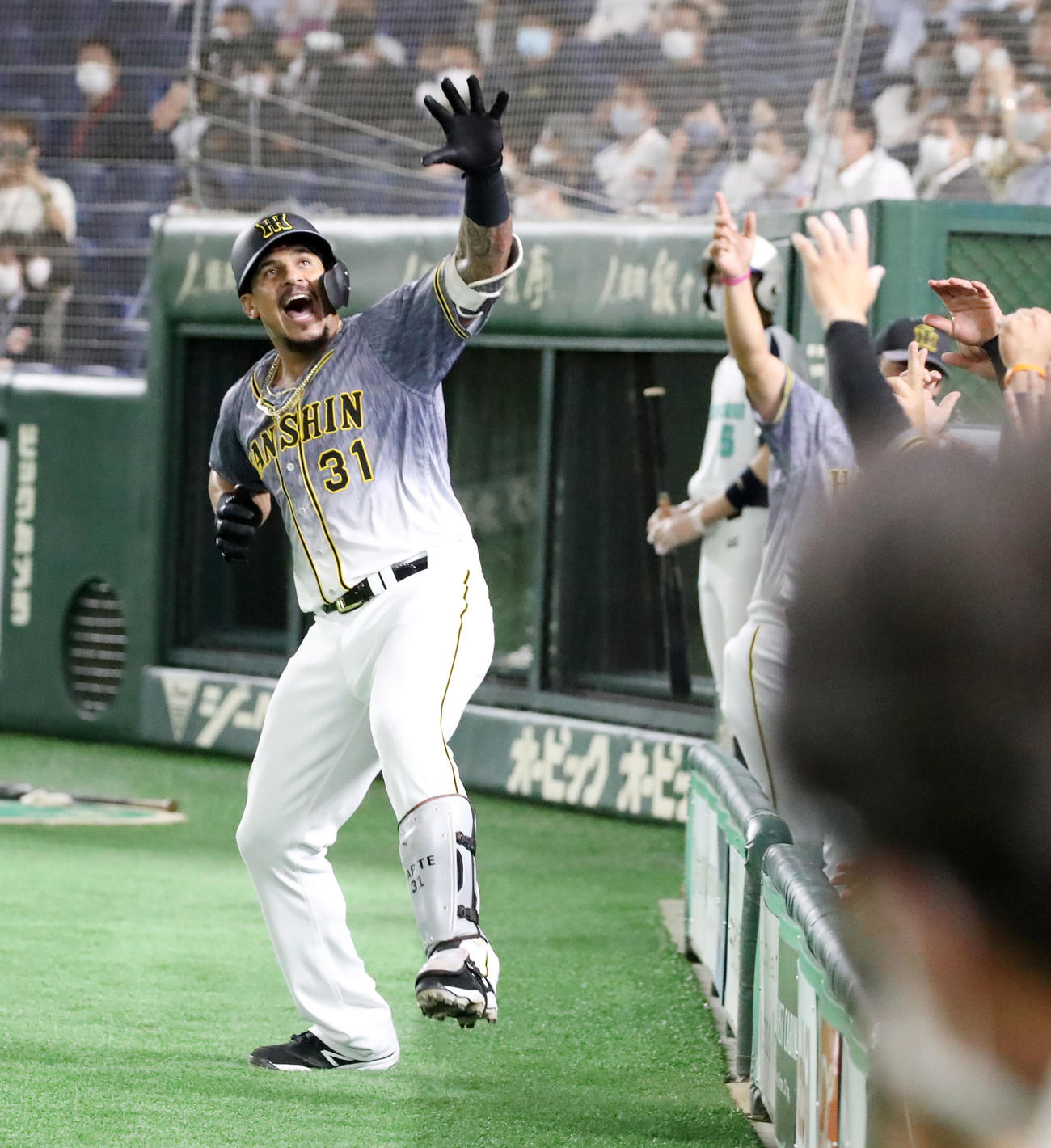 巨人対阪神　4回表阪神1死、ジェフリー・マルテは中越え本塁打を放ちベンチ前でラパンパラポーズを決める（2021年5月14日撮影）