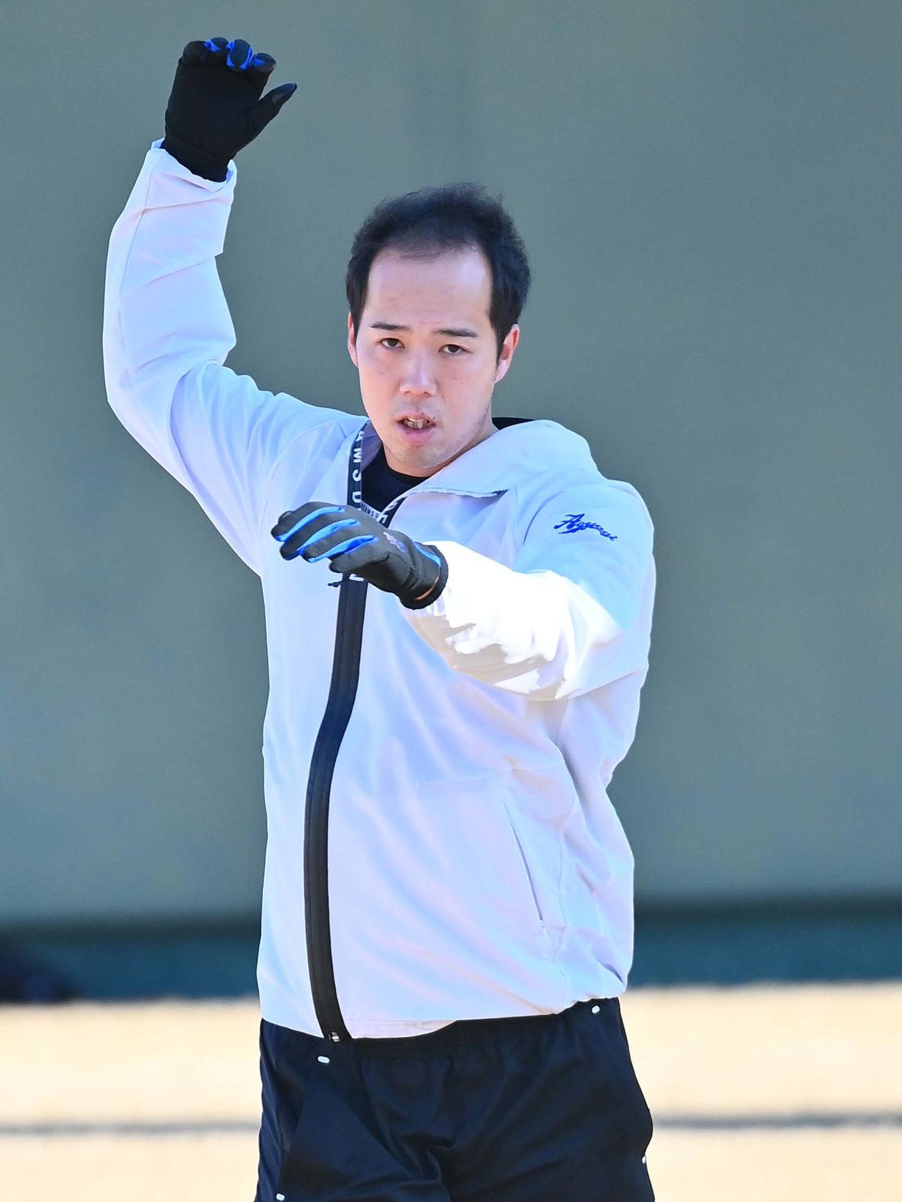 準備運動をして体を温める青柳（代表撮影）