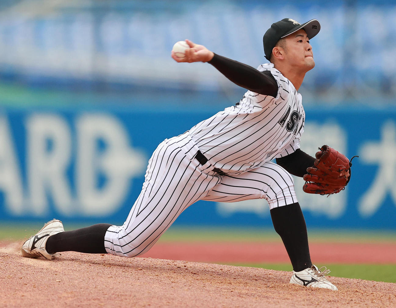 力投する亜大・岡留＝2021年10月25日