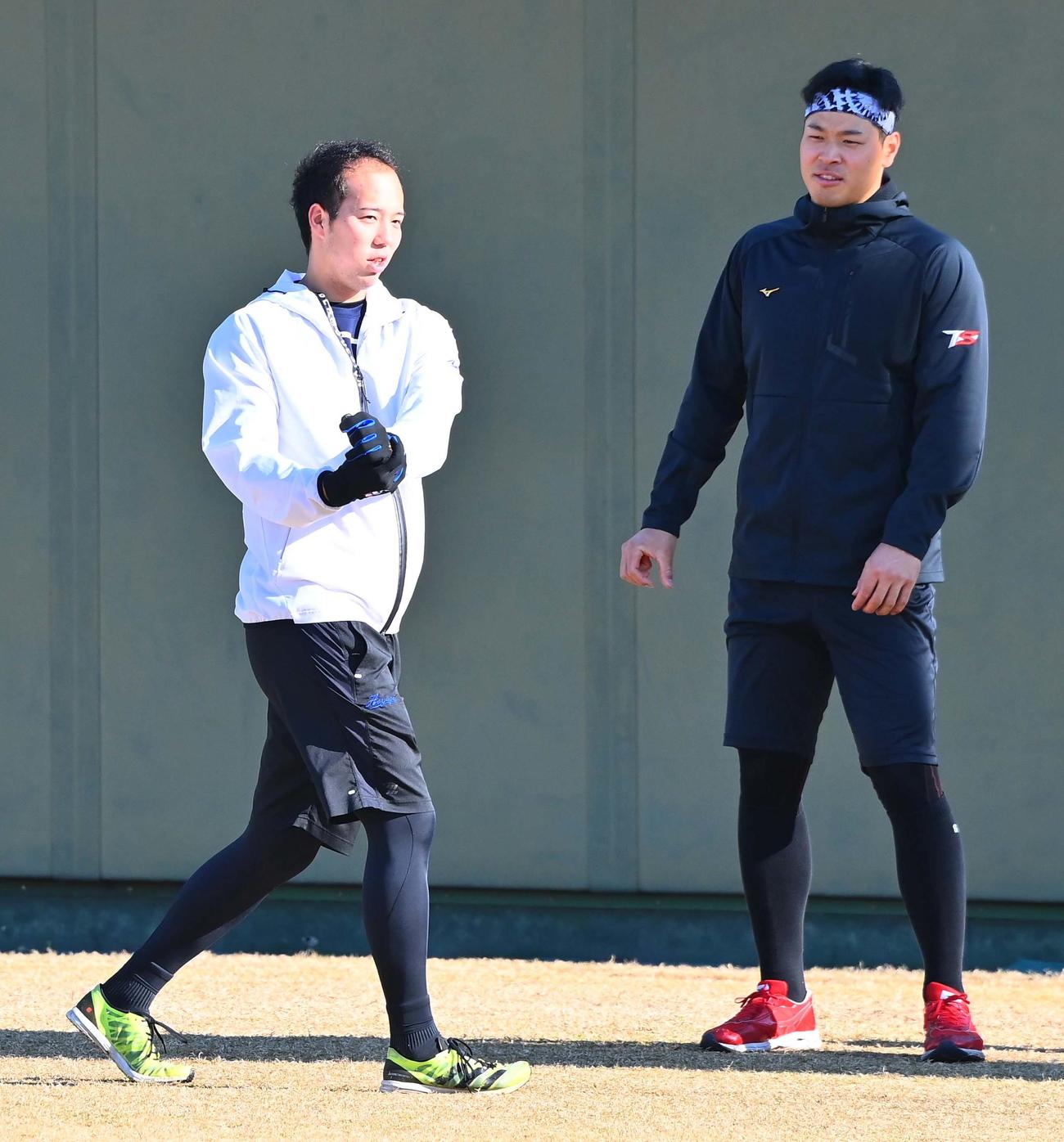 グラウンドで佐藤輝（右）と話す青柳（代表撮影）