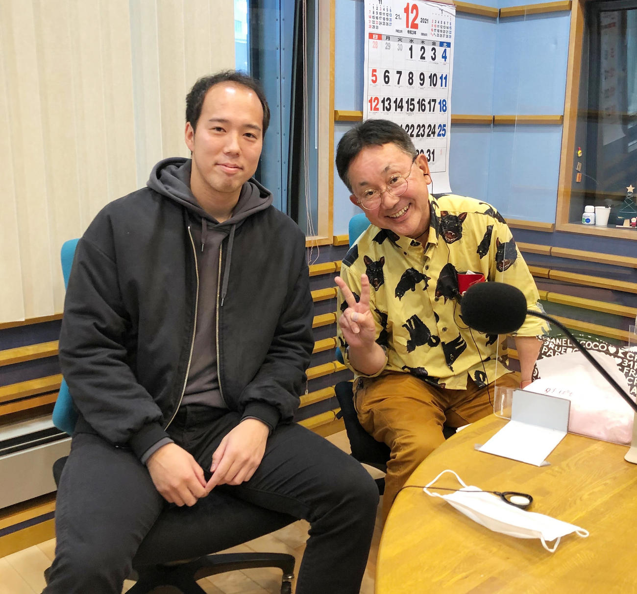 MBSラジオ「森たけしのスカタンラジオ」に出演する阪神青柳（左）、右は森アナウンサー（球団提供）