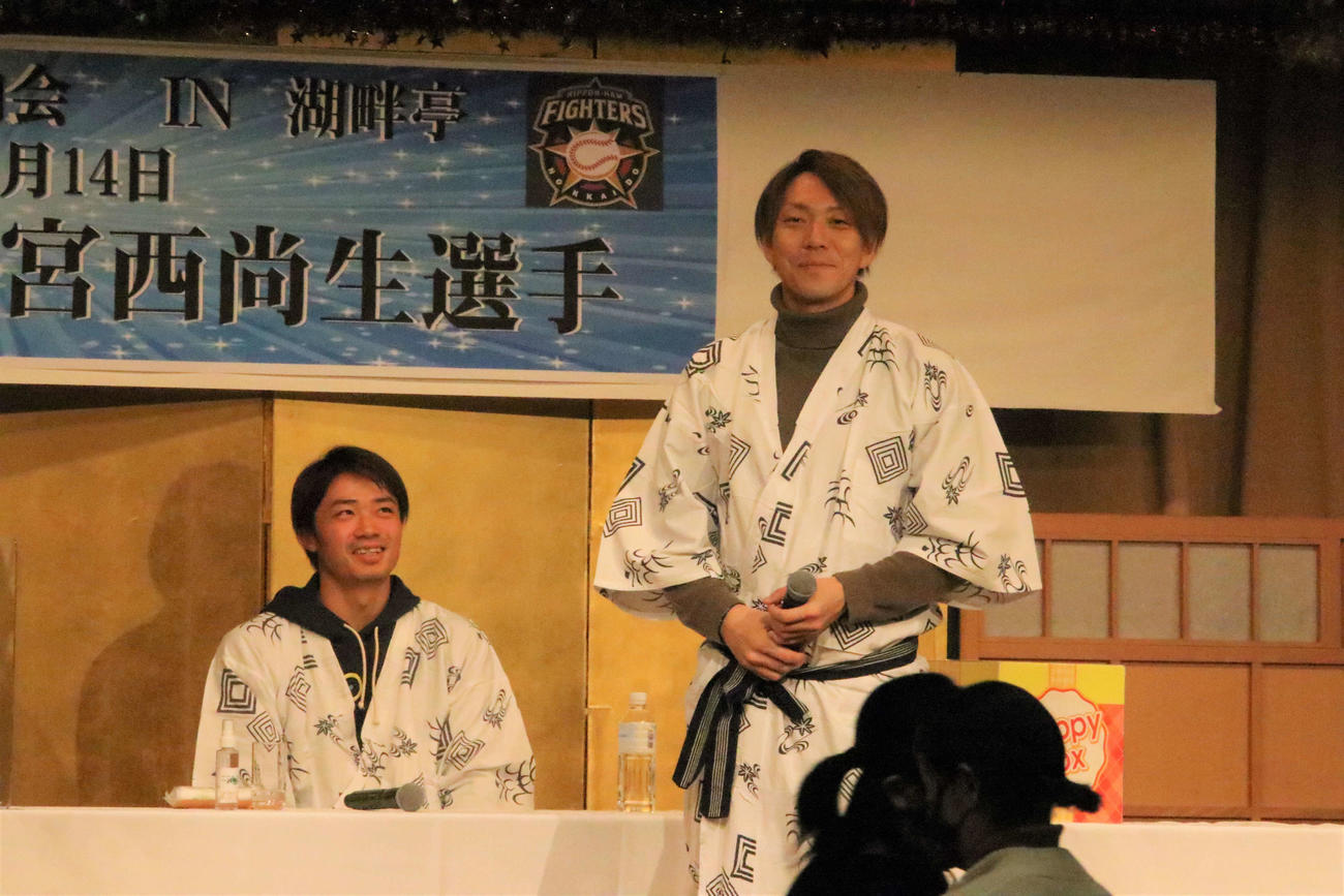 ファンに笑顔であいさつする宮西（右）を見守る中島（撮影・小林憲治）