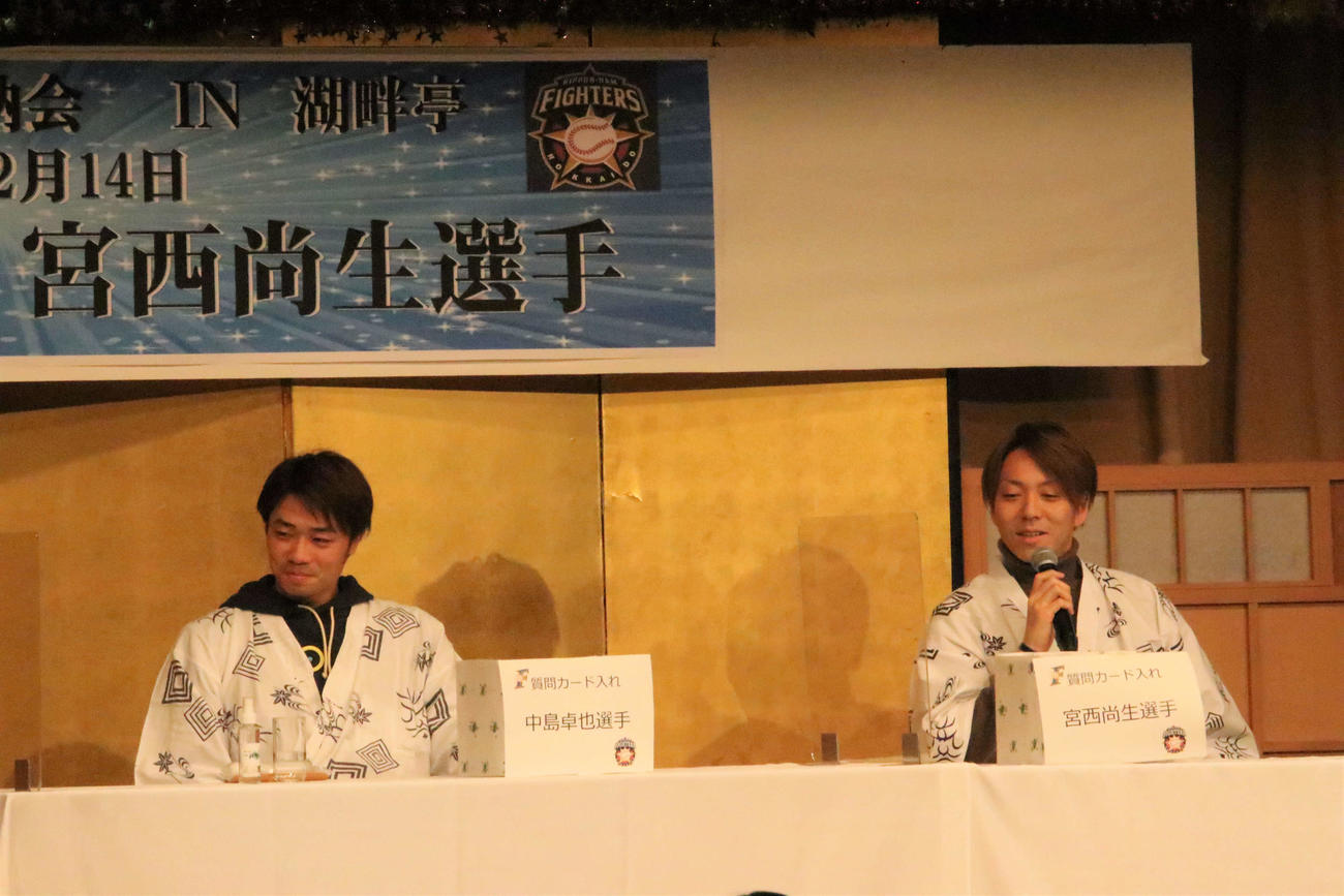 トークショーを行う中島（左）と宮西（撮影・小林憲治）