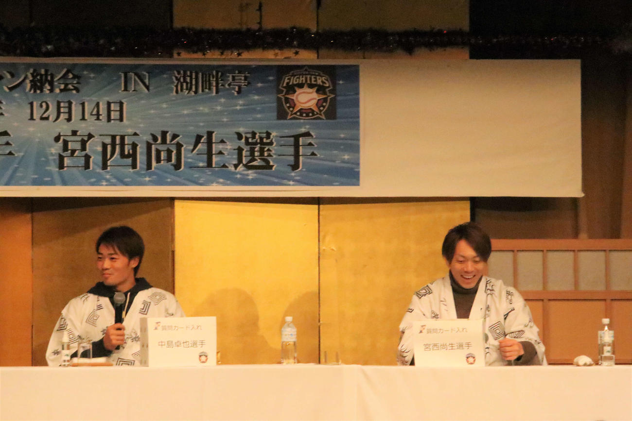 トークショーで笑顔を見せる中島（左）と宮西（撮影・小林憲治）