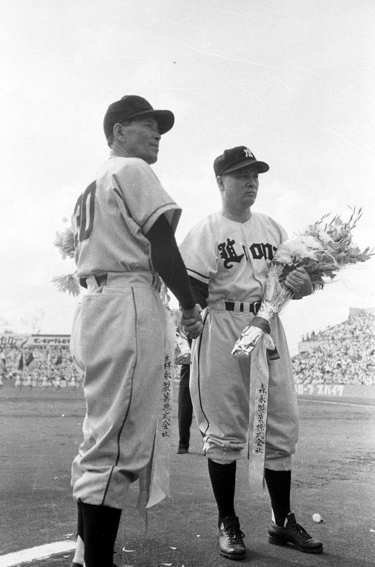 58年、日本シリーズ第3戦前に握手を交わす巨人水原監督（左）と西鉄三原監督