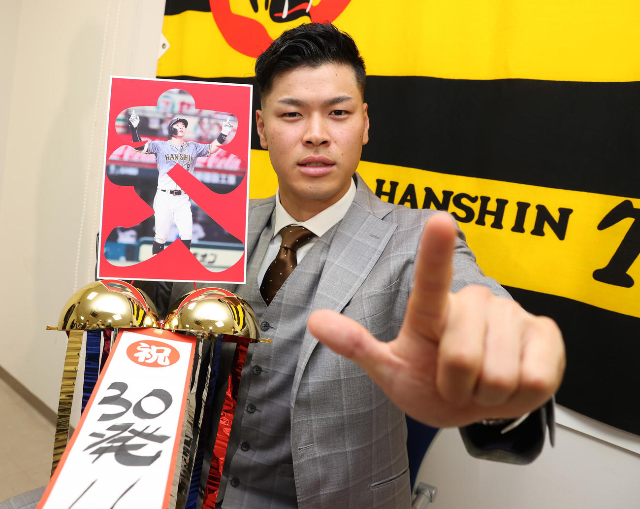 契約更改を終え来季は30発越えを誓う阪神佐藤輝（撮影・清水貴仁）