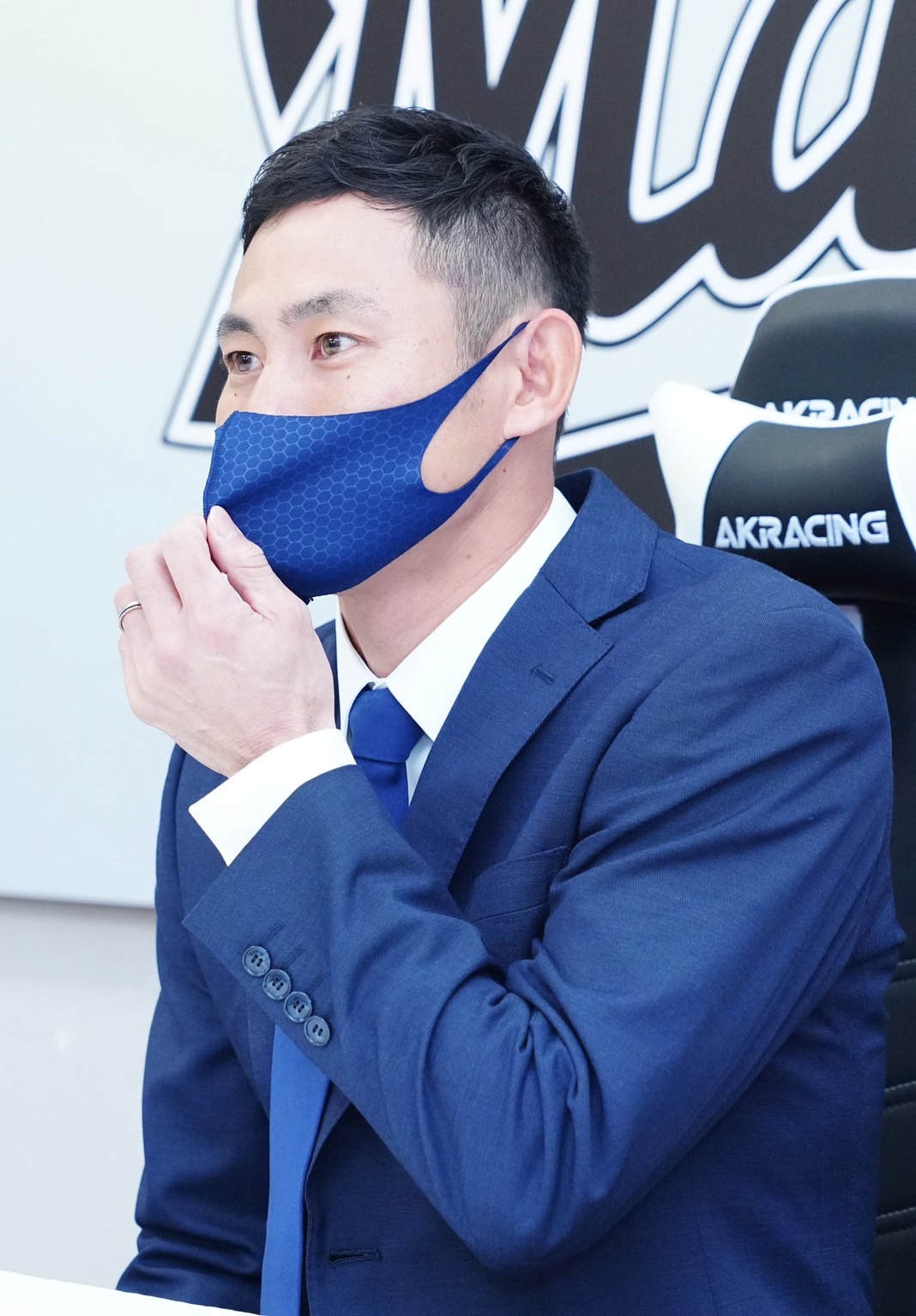 契約更改会見に臨むロッテ荻野