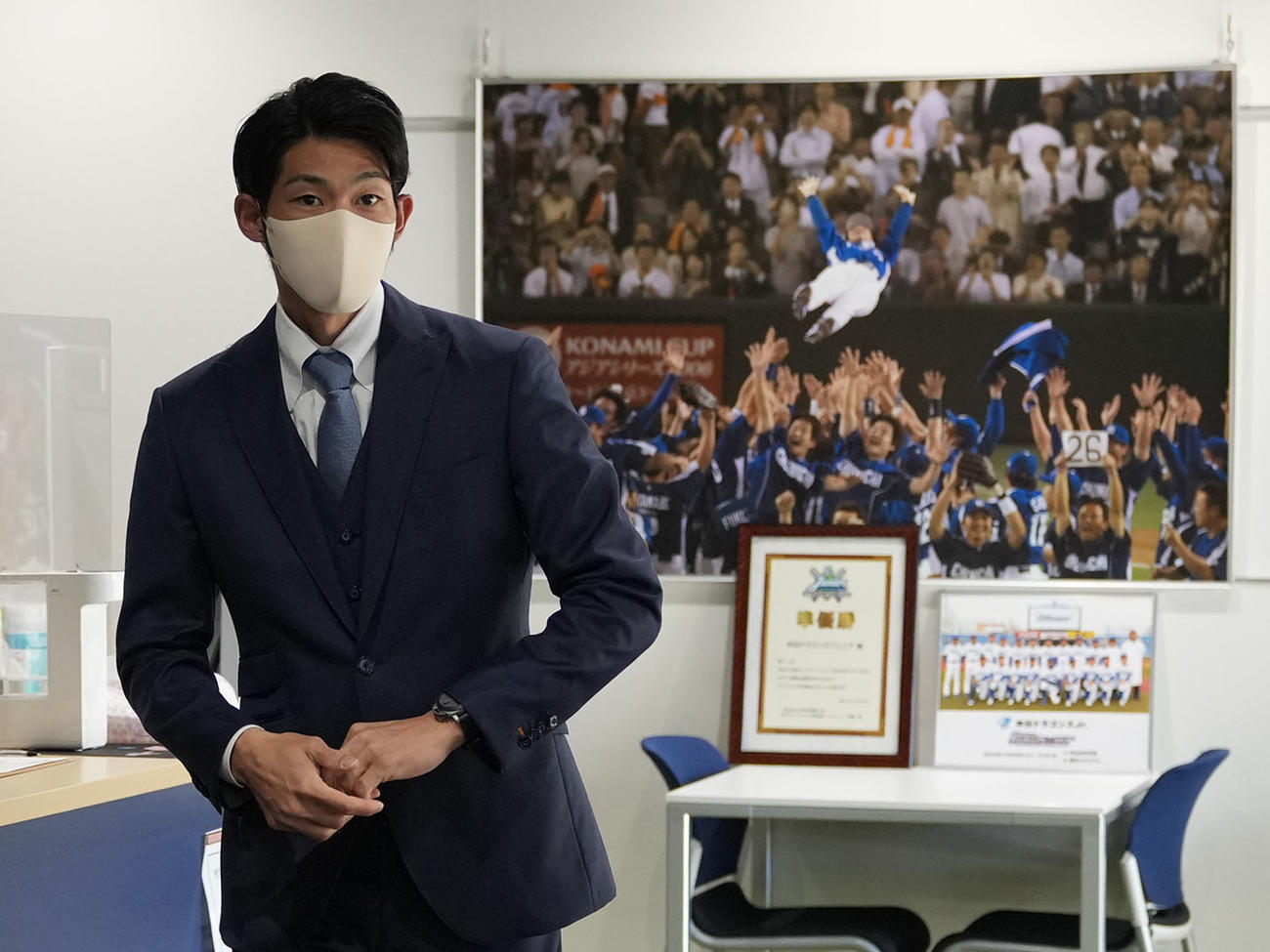 球団事務所にあいさつに訪れた又吉（撮影・森本幸一）