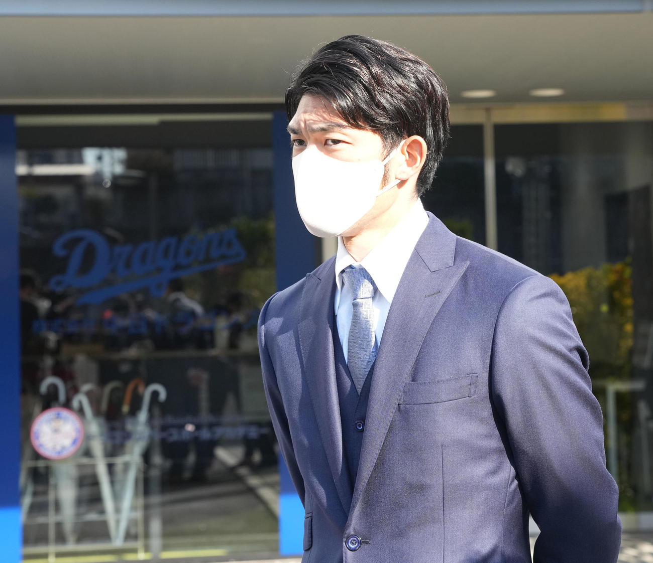 球団事務所に訪れた後、取材に応じる又吉（撮影・森本幸一）