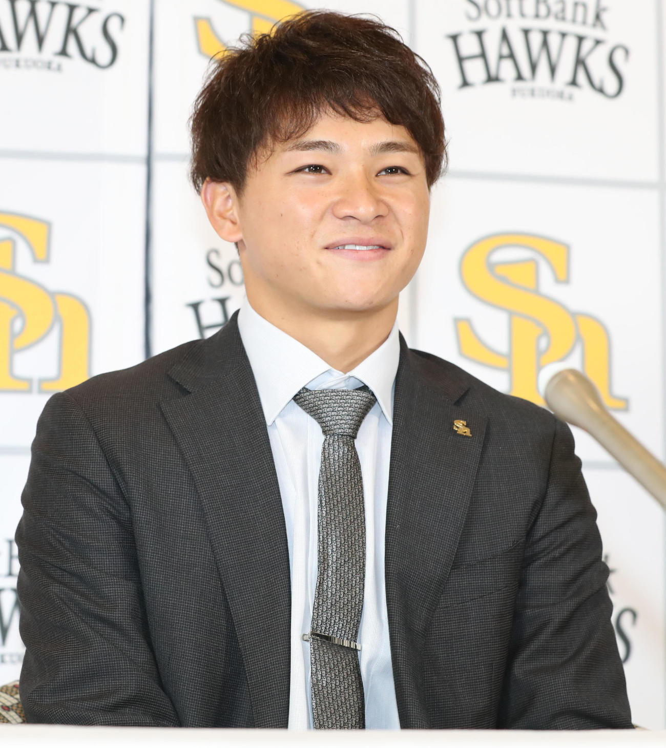 契約更改を終えて笑顔で会見を行うソフトバンク谷川原健太（撮影・屋方直哉）