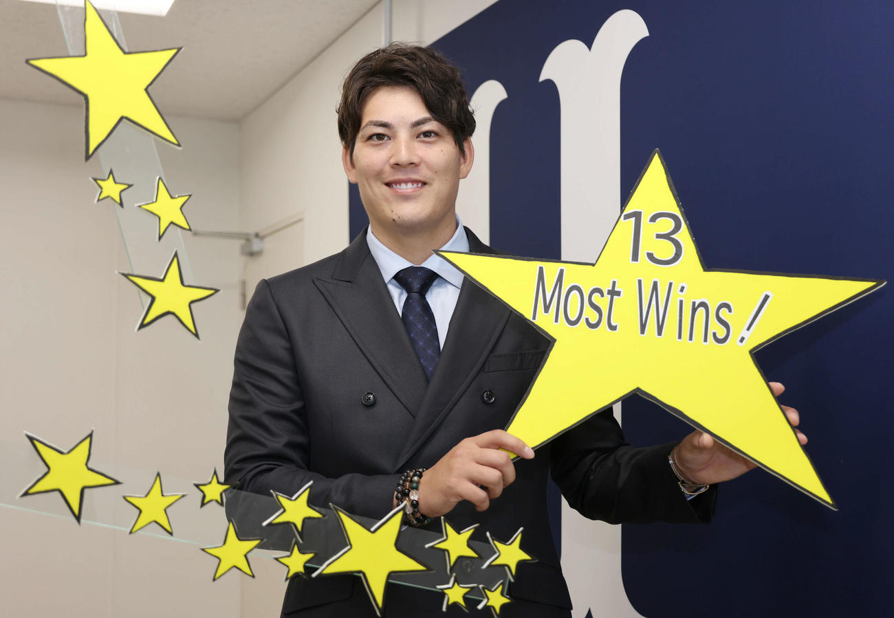 さらなる勝ち星を！契約更改した九里亜蓮は最多勝の今季を超える活躍を誓う（撮影・加藤孝規）