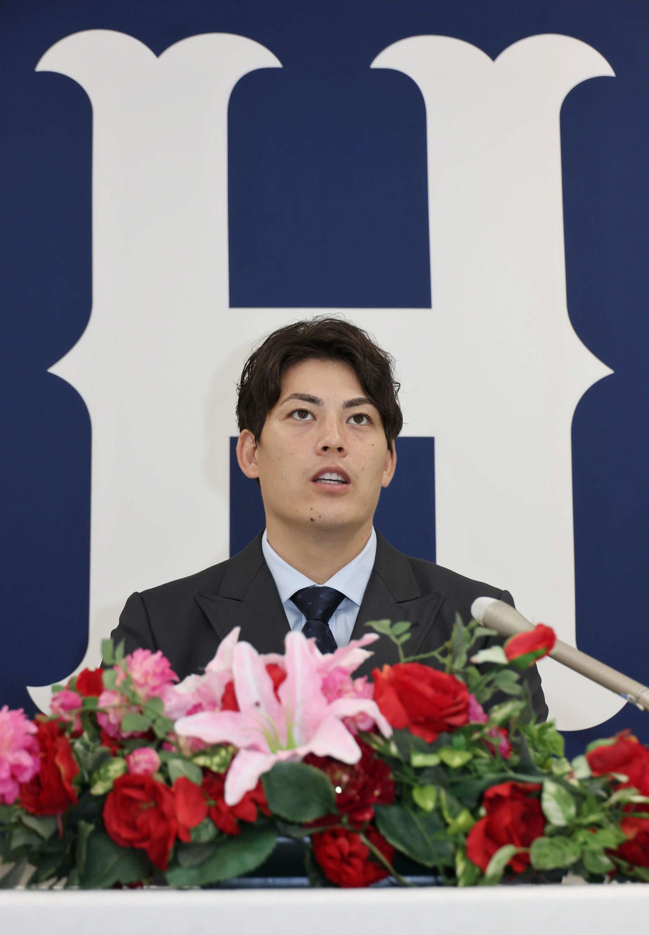 契約更改し、会見する九里亜蓮（撮影・加藤孝規）