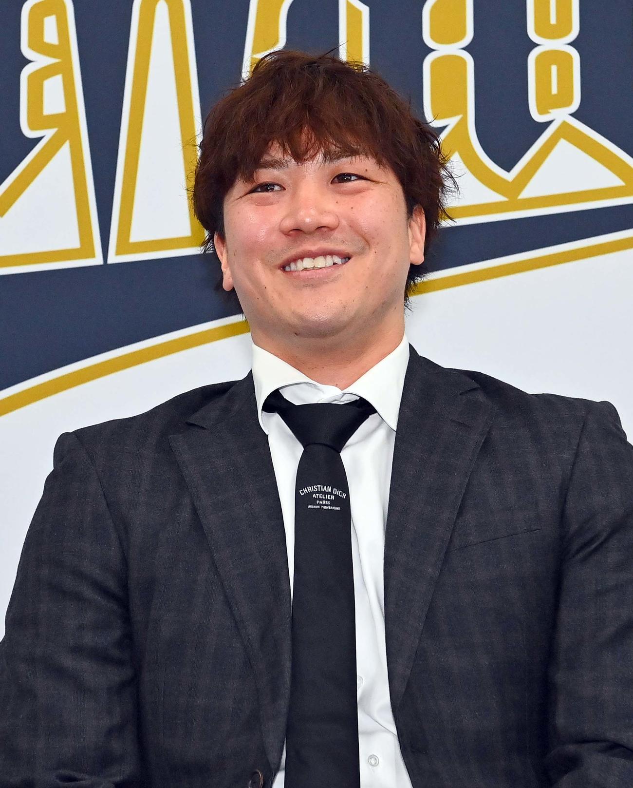 大幅アップで契約更改した伏見は会見場で笑顔を見せる（撮影・上田博志）
