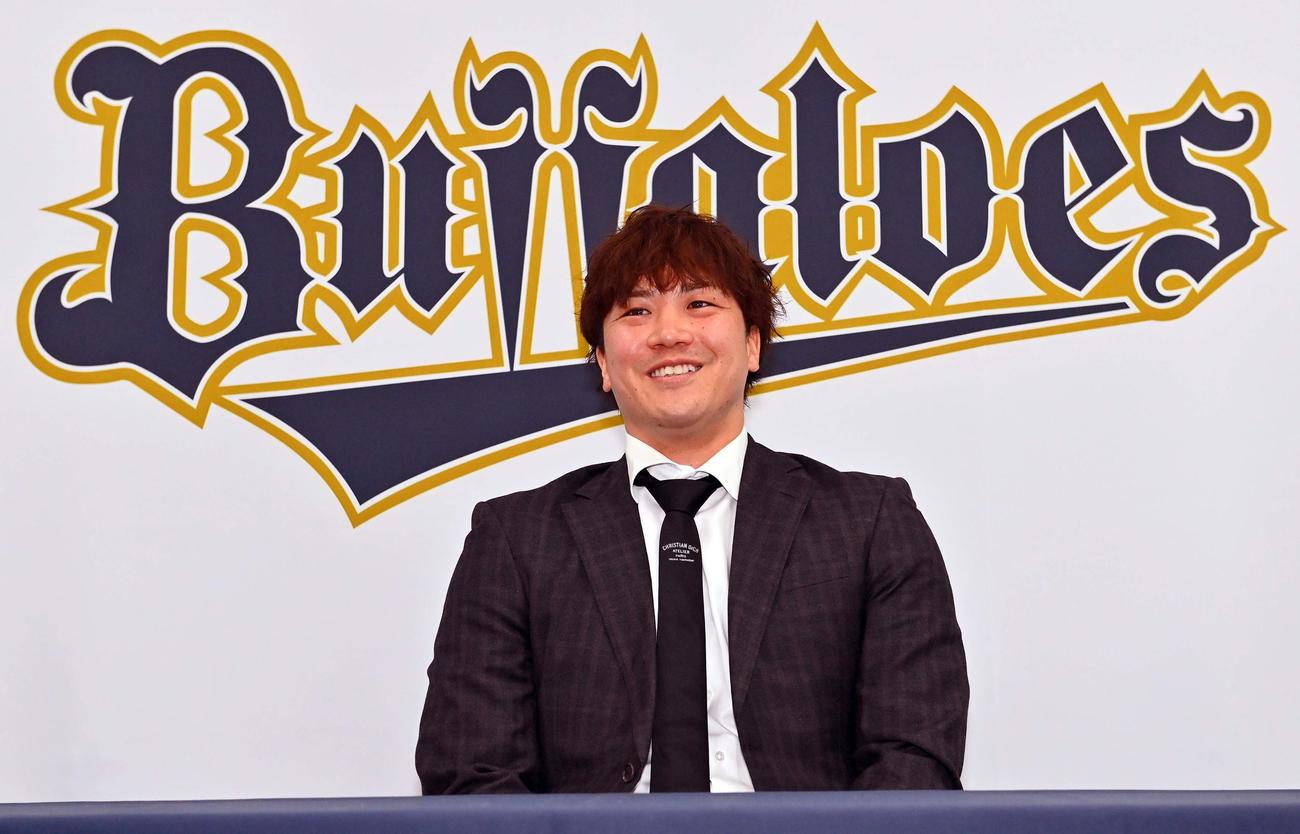 大幅アップで契約更改した伏見は会見場で笑顔を見せる（撮影・上田博志）