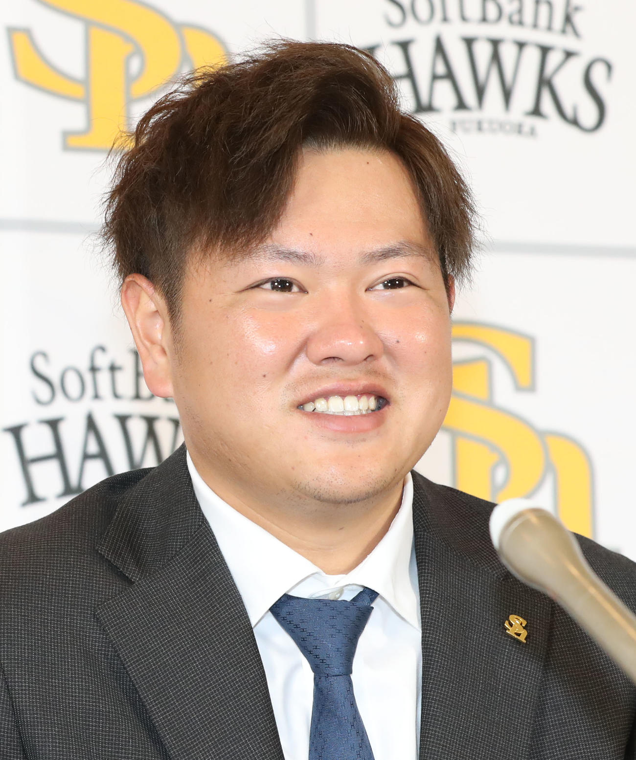契約更改を終えて笑顔で会見を行う津森（撮影・屋方直哉）
