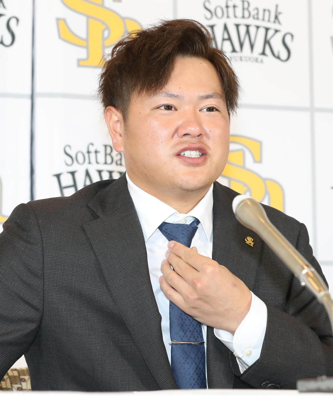 契約更改を終えて会見を行う津森（撮影・屋方直哉）