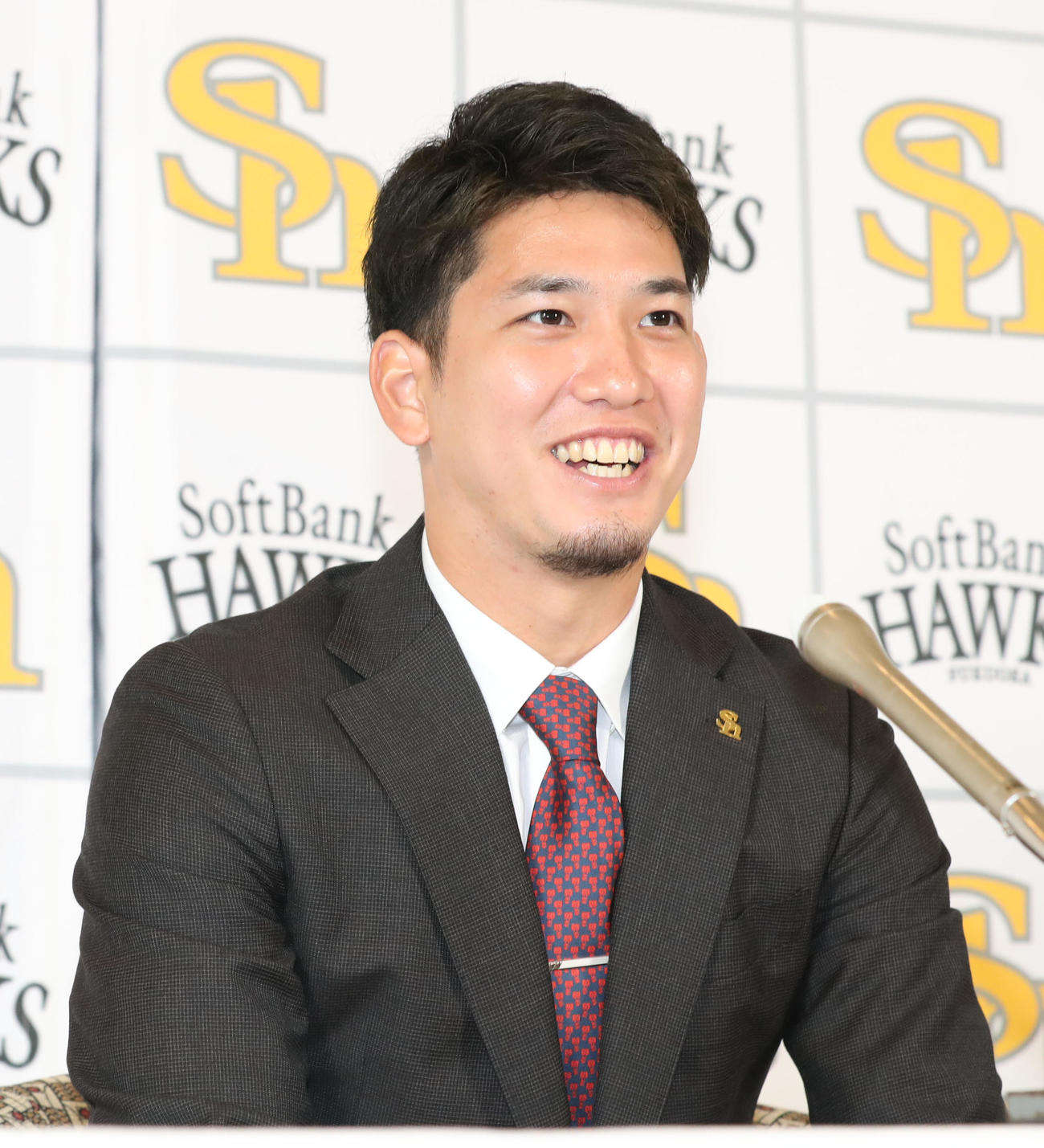 契約更改を終えて会見を行う栗原（撮影・屋方直哉）