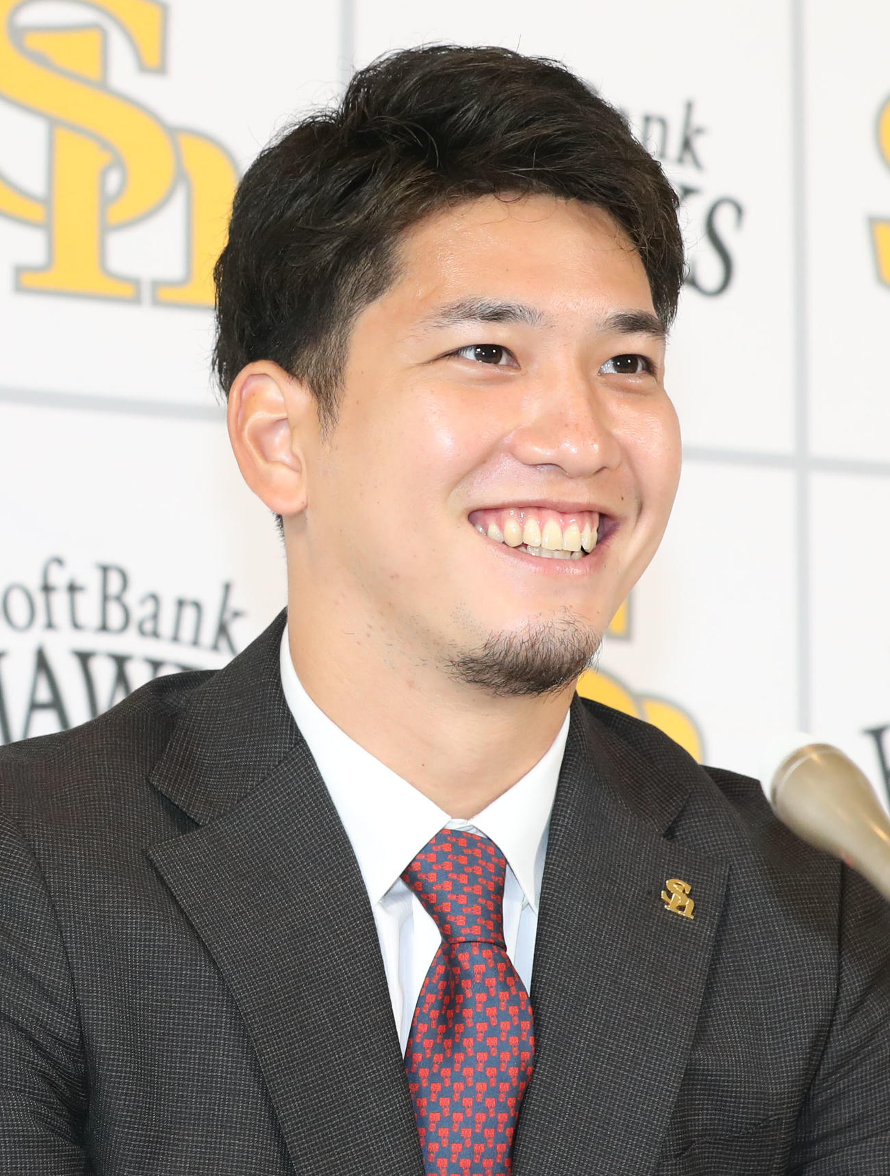 契約更改を終えて笑顔で会見を行う栗原（撮影・屋方直哉）