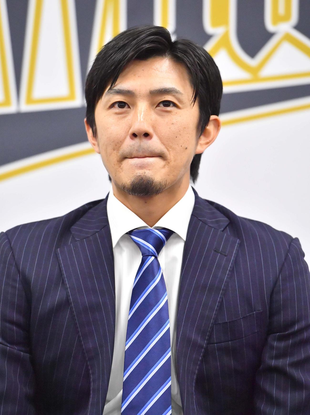 契約更改を終えた増井は大減俸に厳しい表情を見せる（撮影・上田博志）