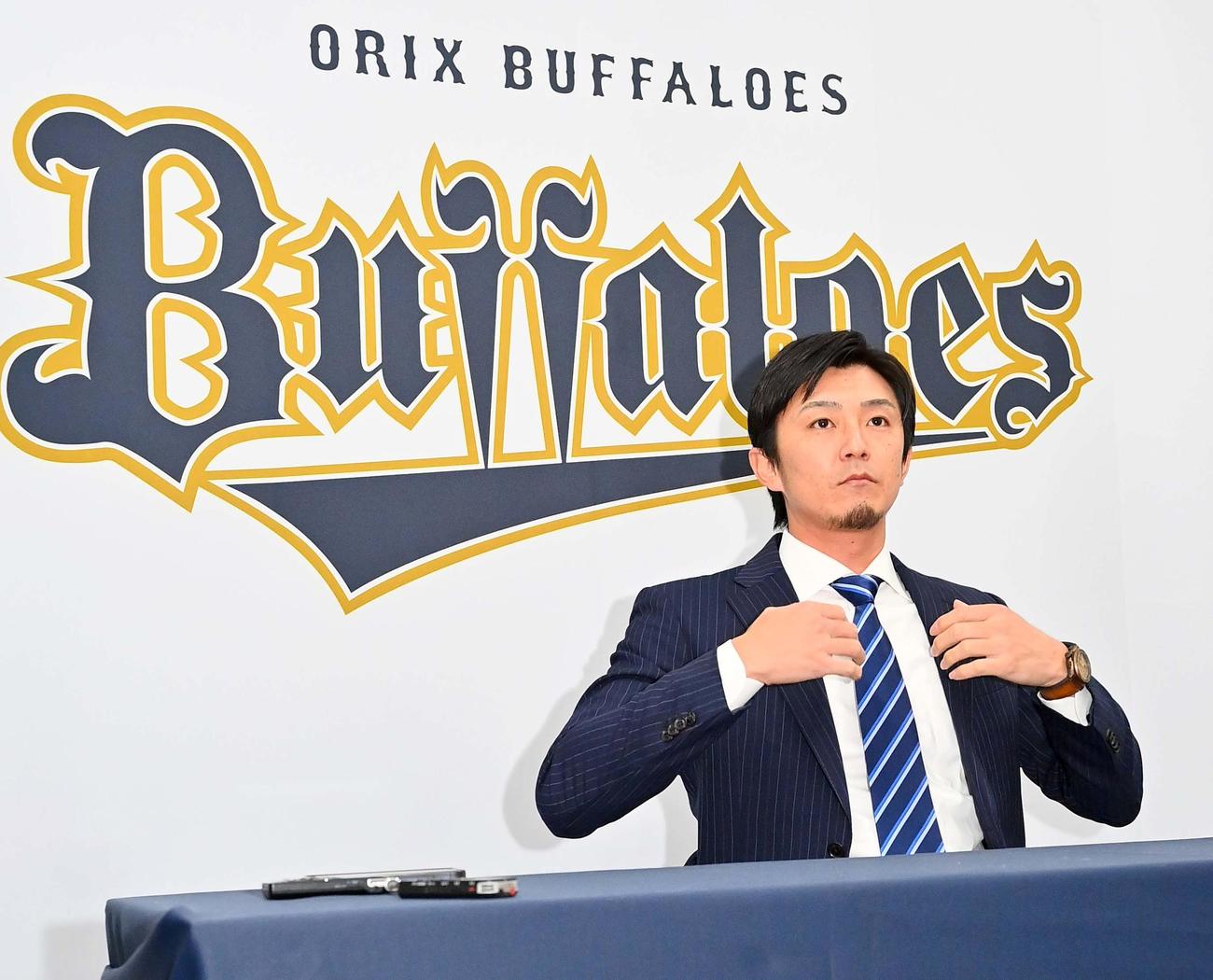 契約更改を終え会見場に入る増井（撮影・上田博志）